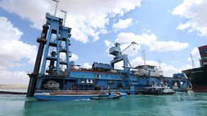 Remolcadores y dragas para desbloquear gigantesco navío del canal de Suez