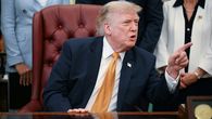 El presidente Donald Trump advirtió el lunes a Irán que el bloqueo naval de Estados Unidos continuará hasta que haya un acuerdo o rendición total, después de que Teherán negara estar en negociaciones con Washington. El presidente Donald Trump advirtió el lunes a Irán que el bloqueo naval de Estados Unidos continuará hasta que haya un acuerdo o rendición total, después de que Teherán negara estar en negociaciones con Washington.