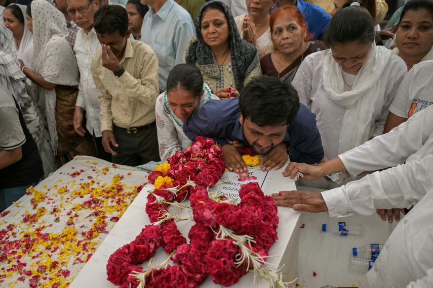 Víctimas del Air India reciben su último adiós, familiares asisten a los funerales