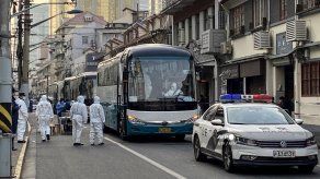 Evacúan un vecindario de Shanghái tras tres casos de coronavirus
