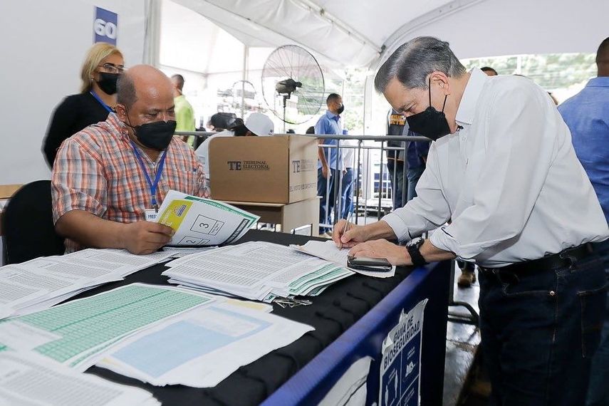 El presidente de la República, Laurentino Nito Cortizo ejerció su voto en las elecciones internas del PRD, en el Hotel El Panamá.