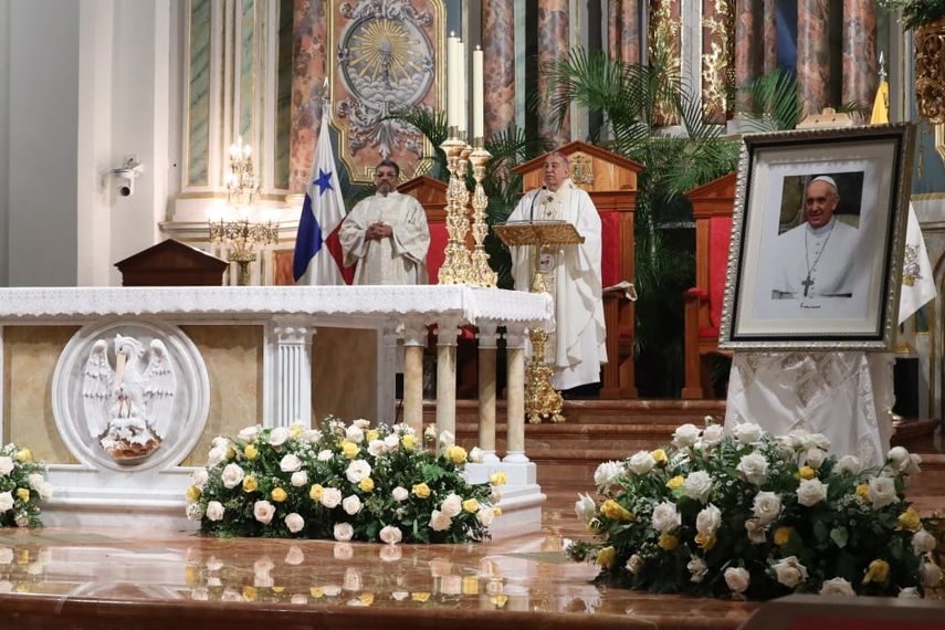 El Arzobispo Ulloa también invitó a orar por el próximo cónclave en el Vaticano. El Arzobispo Ulloa también invitó a orar por el próximo cónclave en el Vaticano.