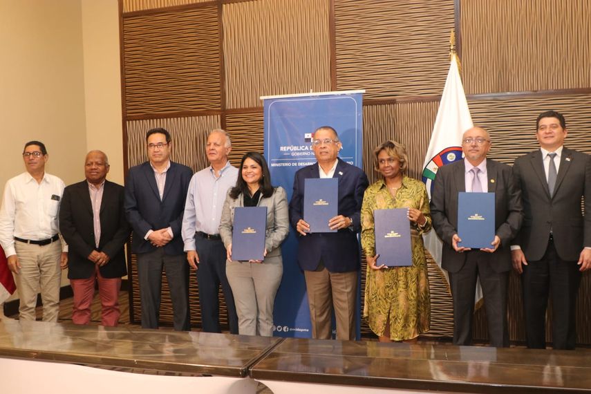 El titular del Ministerio de Desarrollo Agropecuario (MIDA), Augusto Valderrama, acompañado por la viceministra de Salud, Iveth Berrío; la directora de la Autoridad Nacional de Aduana, Tayra Barsallo y el director ejecutivo de OIRSA, Raúl Roda. El titular del Ministerio de Desarrollo Agropecuario (MIDA), Augusto Valderrama, acompañado por la viceministra de Salud, Iveth Berrío; la directora de la Autoridad Nacional de Aduana, Tayra Barsallo y el director ejecutivo de OIRSA, Raúl Roda.