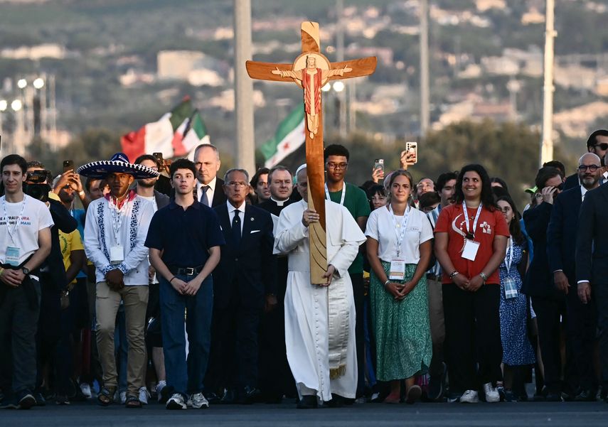 Miles de jóvenes se congregan en Roma para multitudinaria vigilia con el papa