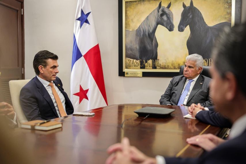 Mulino y Paz se reunieron en el Palacio de las Garzas.