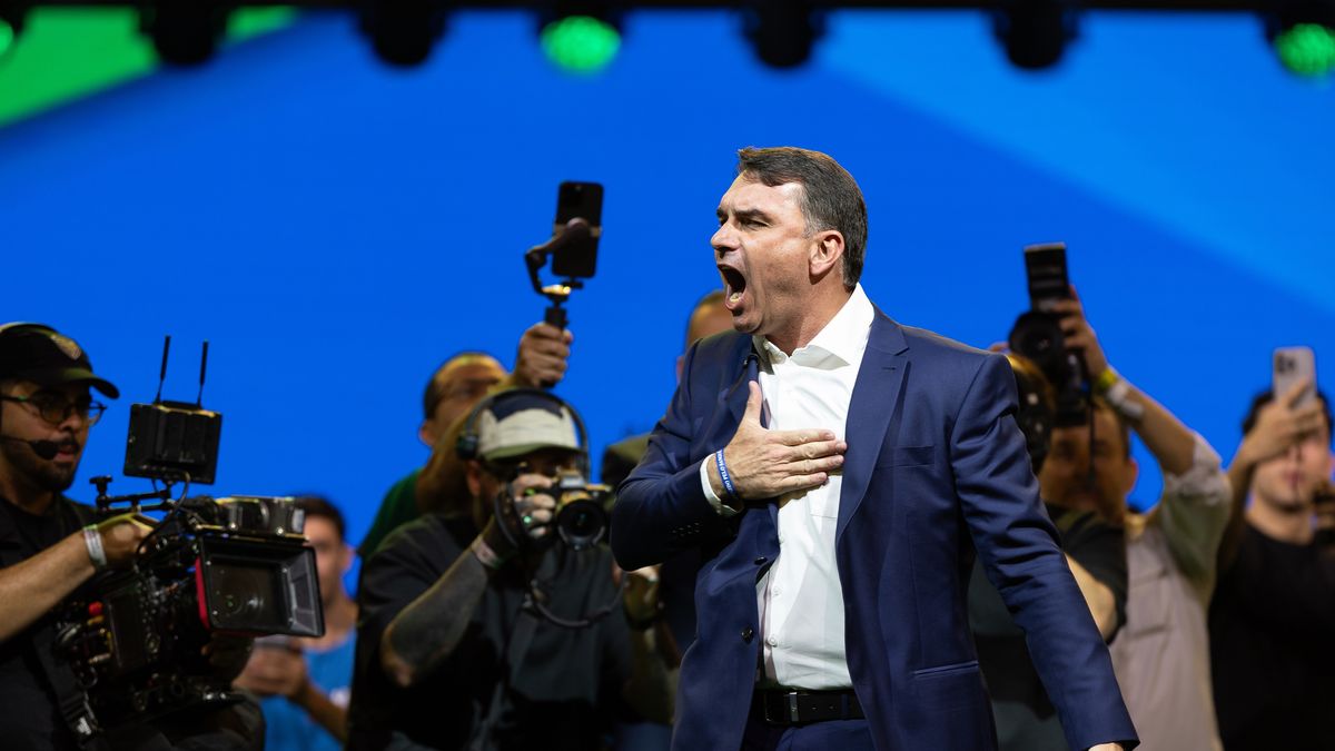 El senador Flávio Bolsonaro lanzó este sábado su candidatura a la Presidencia de Brasil con un discurso en el que reivindicó el legado político de su padre, el exmandatario Jair Bolsonaro, preso por intento de golpe de Estado. El senador Flávio Bolsonaro lanzó este sábado su candidatura a la Presidencia de Brasil con un discurso en el que reivindicó el legado político de su padre, el exmandatario Jair Bolsonaro, preso por intento de golpe de Estado.