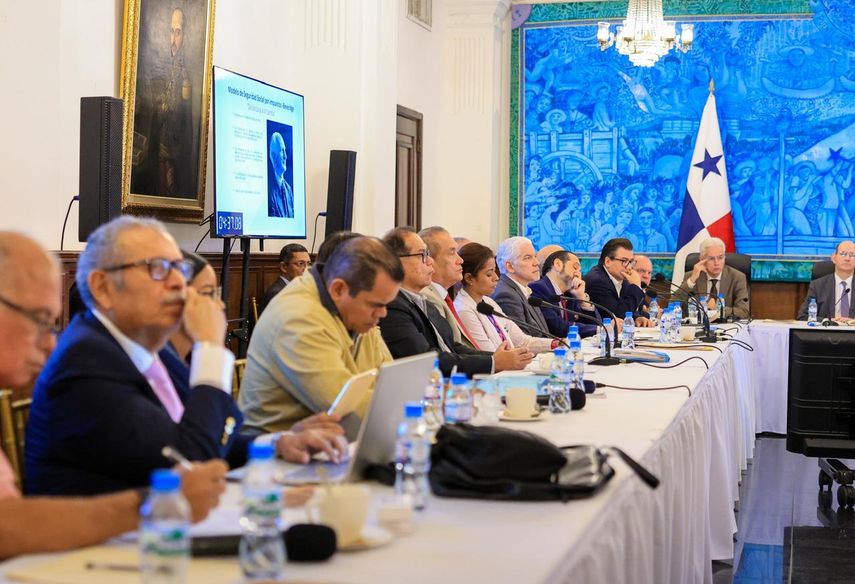 Mesa de Salud discute soluciones para mejorar compra de medicamentos y producción nacional