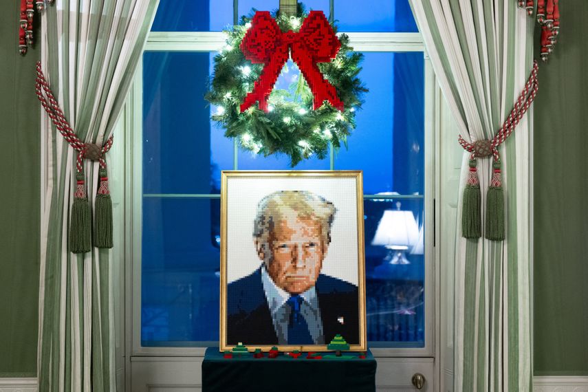 El presidente de Estados Unidos, Donald Trump, voló "muchas más veces" de lo que inicialmente se creía a bordo del avión privado del pederasta Jeffrey Epstein, según afirma un fiscal federal en uno de los documentos que forman parte de los archivos publicados recientemente por el Departamento de Justicia. El presidente de Estados Unidos, Donald Trump, voló "muchas más veces" de lo que inicialmente se creía a bordo del avión privado del pederasta Jeffrey Epstein, según afirma un fiscal federal en uno de los documentos que forman parte de los archivos publicados recientemente por el Departamento de Justicia.