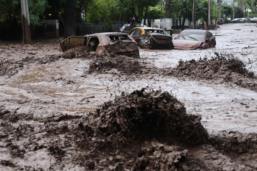 Lluvias intensas causan aluvión que arrastra autos y buses en el este de Santiago de Chile