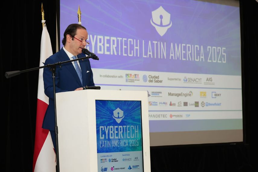 Ministro de Relaciones Exteriores de Panamá, Javier Martínez-Acha. Ministro de Relaciones Exteriores de Panamá, Javier Martínez-Acha.