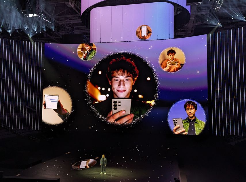 Samsung lanzó este miércoles su más reciente modelo de Galaxy, el popular teléfono inteligente que esta vez incorpora inteligencia artificial (IA), en un intento del gigante surcoreano por ganarle terreno a Apple. Samsung lanzó este miércoles su más reciente modelo de Galaxy, el popular teléfono inteligente que esta vez incorpora inteligencia artificial (IA), en un intento del gigante surcoreano por ganarle terreno a Apple.