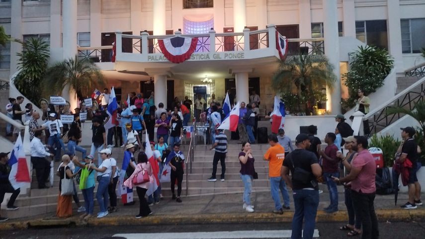 Raisa Banfield, en representación de la sociedad civil, explicó las razones por las que consideran que el contrato minero es inconstitucional. Raisa Banfield, en representación de la sociedad civil, explicó las razones por las que consideran que el contrato minero es inconstitucional.