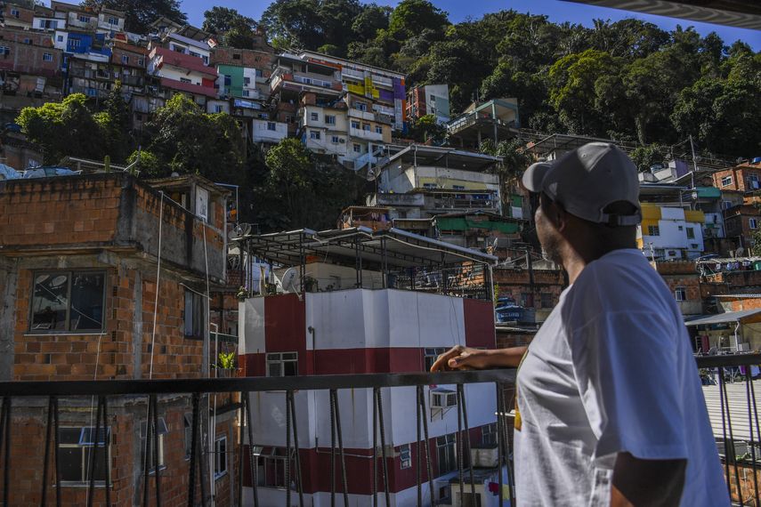 Brasil renombra a vecindarios pobres como favelas y comunidades urbanas