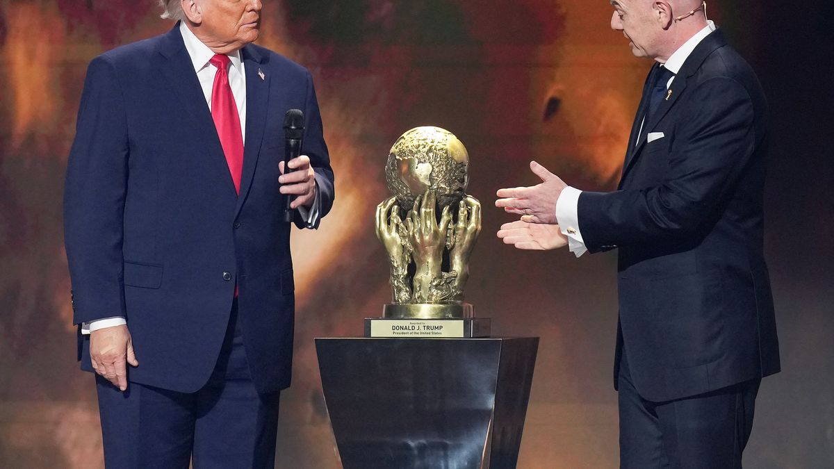 La FIFA galardonó este viernes al presidente estadounidense, Donald Trump, con el flamante Premio de la Paz, una distinción creada en noviembre por el máximo órgano del fútbol para reconocer los esfuerzos de aquellos que contribuyen a unir el mundo. La FIFA galardonó este viernes al presidente estadounidense, Donald Trump, con el flamante Premio de la Paz, una distinción creada en noviembre por el máximo órgano del fútbol para reconocer los esfuerzos de aquellos que contribuyen a unir el mundo.