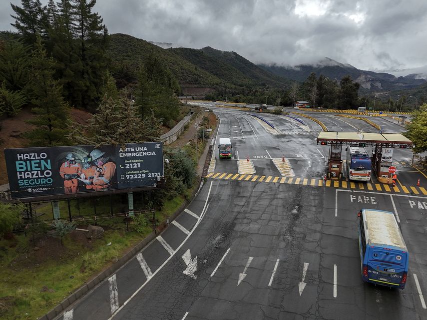 Boric supervisa labores de búsqueda de cinco mineros atrapados en mina en Chile