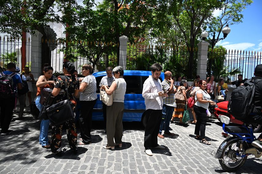 Ciudadanos en Cuba abandonaron los edificios a causa del temblor. AFP