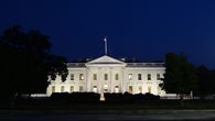 La Casa Blanca fue puesta este sábado bajo cierre de seguridad, después que una serie de disparos fueran escuchados en las inmediaciones. Los sonidos fueron captados por reporteros que se encontraban informando en ese momento en vivo sobre el posible acuerdo entre EE.UU. e Irán. La Casa Blanca fue puesta este sábado bajo cierre de seguridad, después que una serie de disparos fueran escuchados en las inmediaciones. Los sonidos fueron captados por reporteros que se encontraban informando en ese momento en vivo sobre el posible acuerdo entre EE.UU. e Irán.