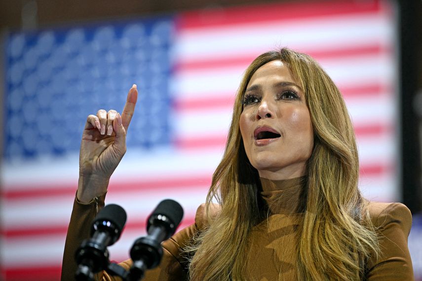 Jennifer Lopez llama a las mujeres y los latinos a votar por Harris