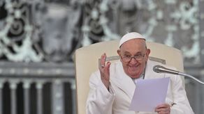 Papa Francisco descarta renuncia y habla de sus amores de juventud en una autobiografía