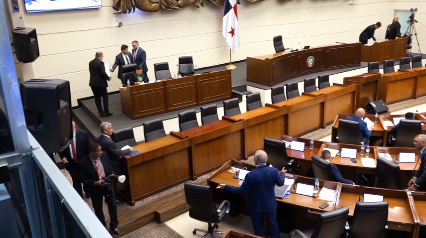 Dimes y diretes entre diputados de la Asamblea Nacional.