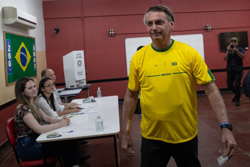 Lula y Bolsonaro cierran campaña en víspera de balotaje.