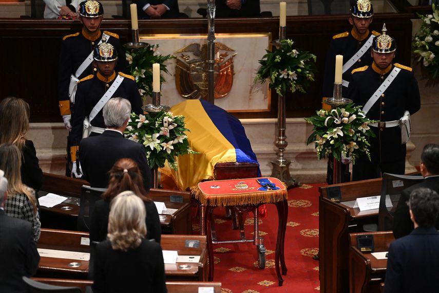 El Congreso de Colombia abrió este viernes una semana de homenajes al fallecido Fernando Botero, para darle un último adiós en Bogotá y Medellín. El Congreso de Colombia abrió este viernes una semana de homenajes al fallecido Fernando Botero, para darle un último adiós en Bogotá y Medellín.