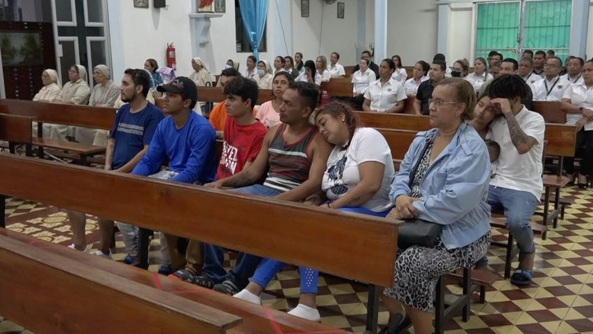 Familiares de las víctimas y sobrevivientes del accidente&nbsp;participaron del encuentro religioso en el albergue de la Medalla Milagrosa en David.