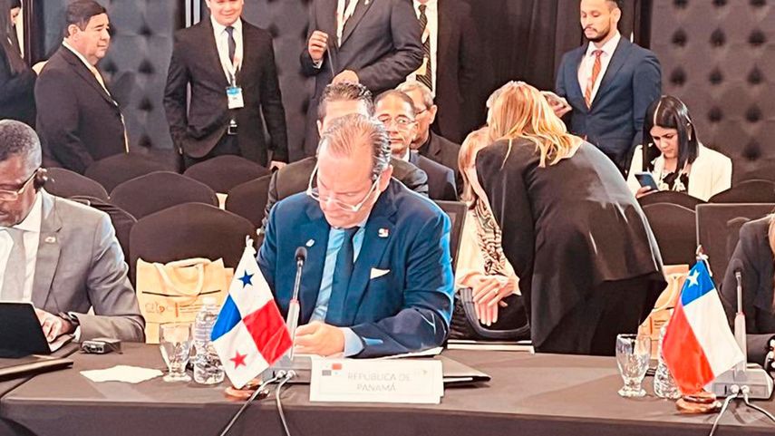 El memorando en materia de seguridad firmado por el Gobierno de Panamá y el Pentágono de los Estados Unidos (EEUU) que aumenta la presencia militar estadounidense en el país centroamericano es "temporal", afirmó este jueves el canciller panameño, Javier Martínez-Acha. El memorando en materia de seguridad firmado por el Gobierno de Panamá y el Pentágono de los Estados Unidos (EEUU) que aumenta la presencia militar estadounidense en el país centroamericano es "temporal", afirmó este jueves el canciller panameño, Javier Martínez-Acha.