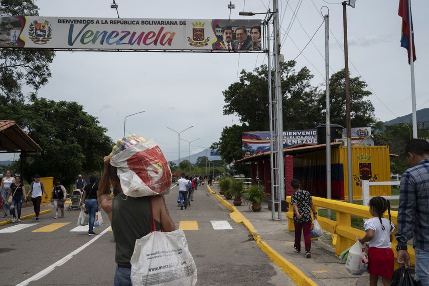 Venezuela y Colombia reabren este lunes su frontera al cruce de vehículos de carga luego de siete años de cierre parcial y tres de cierre total por diferencias políticas