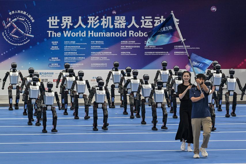 Comienza en China la primera competencia de robots humanoides