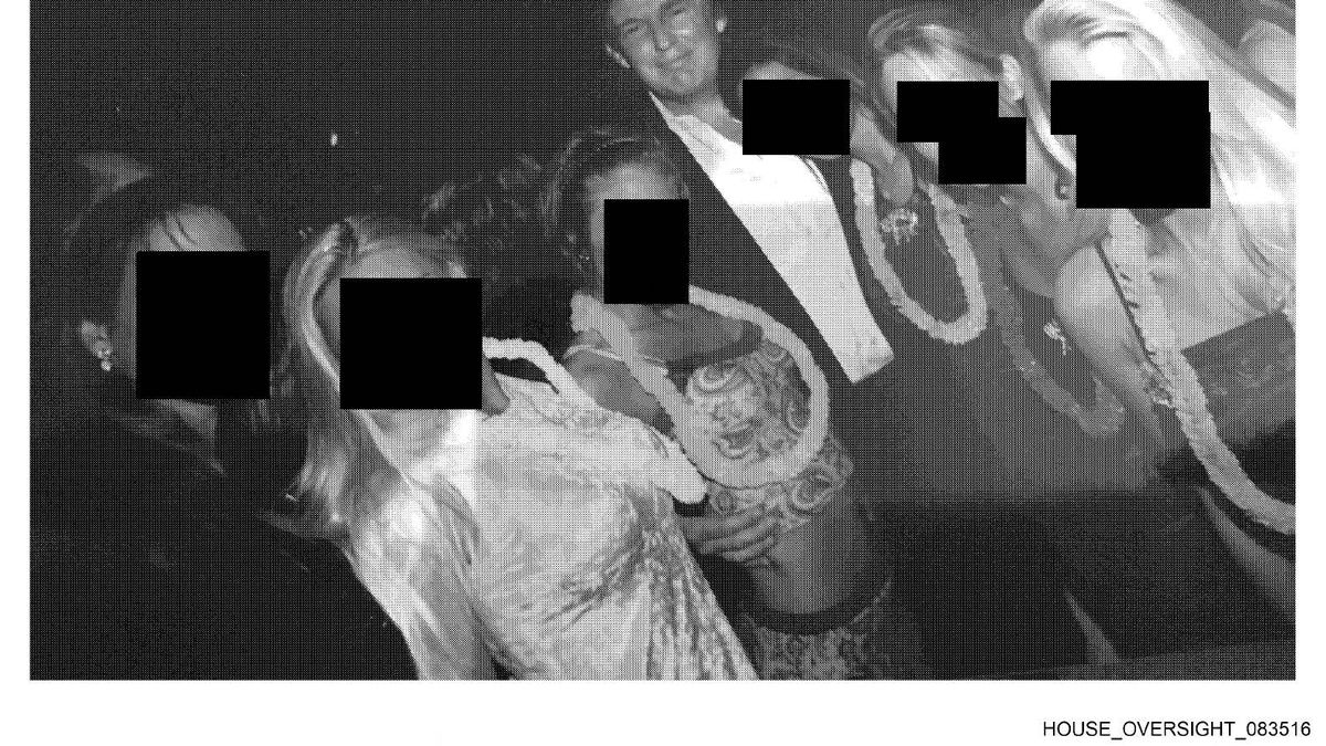 Legisladores demócratas publicaron el viernes una nueva serie de fotos propiedad del delincuente sexual condenado Jeffrey Epstein, que incluye imágenes del presidente de Estados Unidos, Donald Trump, y del exmandatario Bill Clinton. Legisladores demócratas publicaron el viernes una nueva serie de fotos propiedad del delincuente sexual condenado Jeffrey Epstein, que incluye imágenes del presidente de Estados Unidos, Donald Trump, y del exmandatario Bill Clinton.