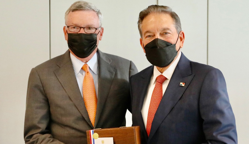 Presidente de Panamá Laurentino Cortizo (der)