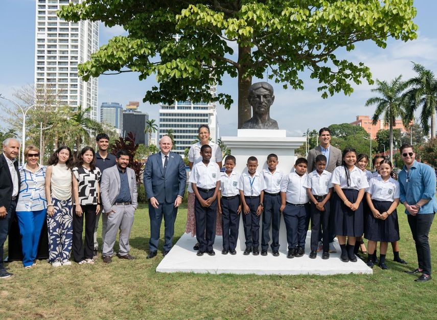 Estudiantes y familiares de Ricardo Miró estuvieron en el acto de develación en Cinta Costera. Estudiantes y familiares de Ricardo Miró estuvieron en el acto de develación en Cinta Costera.