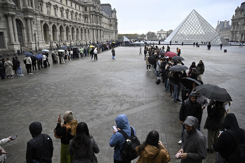 Las joyas robadas del museo del Louvre el domingo tienen un valor estimado de 88 millones de euros, equivalente a unos 102 millones de dólares, anunció el martes la procuradora Laure Beccuau. Las joyas robadas del museo del Louvre el domingo tienen un valor estimado de 88 millones de euros, equivalente a unos 102 millones de dólares, anunció el martes la procuradora Laure Beccuau. 