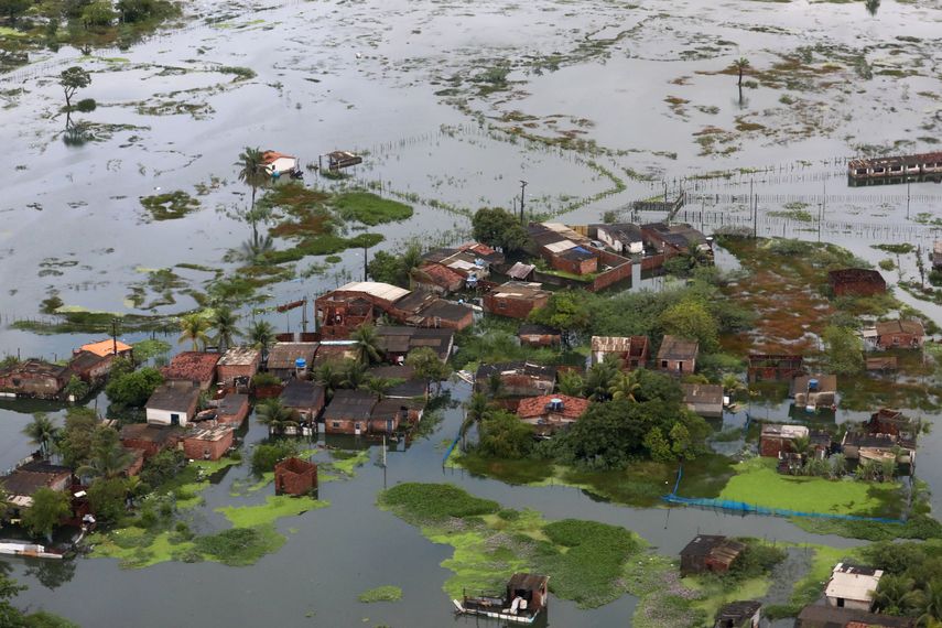 Socorristas y voluntarios continúan este sábado las operaciones de rescate y asistencia a pesar de la nueva ráfaga de lluvias torrenciales en el sur de Brasil, donde el saldo de víctimas por las inundaciones no deja de subir. Socorristas y voluntarios continúan este sábado las operaciones de rescate y asistencia a pesar de la nueva ráfaga de lluvias torrenciales en el sur de Brasil, donde el saldo de víctimas por las inundaciones no deja de subir.