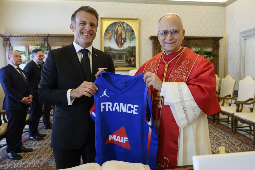 El papa León XIV y el presidente francés Emmanuel Macron mantuvieron el viernes una audiencia privada en el Vaticano en la que abordaron la guerra en Oriente Medio y