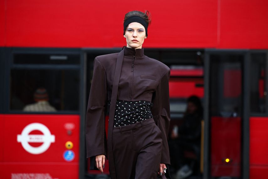 En el segundo día de la Semana de la Moda de Londres se pudo ver modelos desfilando en los célebres autobuses de dos pisos de la capital británica. En el segundo día de la Semana de la Moda de Londres se pudo ver modelos desfilando en los célebres autobuses de dos pisos de la capital británica.