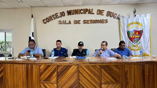 El ministro del MOP conversó con autoridades de Bugaba sobre caminos de producción, proyectos carreteros y reparación de vías alternas.