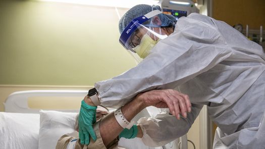 Pacientes con ómicron se hospitalizan menos y por menos tiempo, según estudio