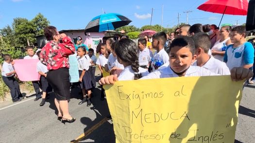 Unos 90 estudiantes de cuarto grado de la escuela Antonio Ríos Saavedra en el distrito de Boquerón, cerraron por más de tres horas la principal vía de acceso a este distrito.