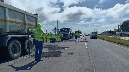 La Dirección Provincial del Ministerio de Obras Públicas (MOP) en Coclé ejecuta un plan de mantenimiento vial en la Carretera Panamericana, enfocado en el tramo Antón–Penonomé, como parte de las acciones para mejorar la movilidad en uno de los corredores más transitados del país.