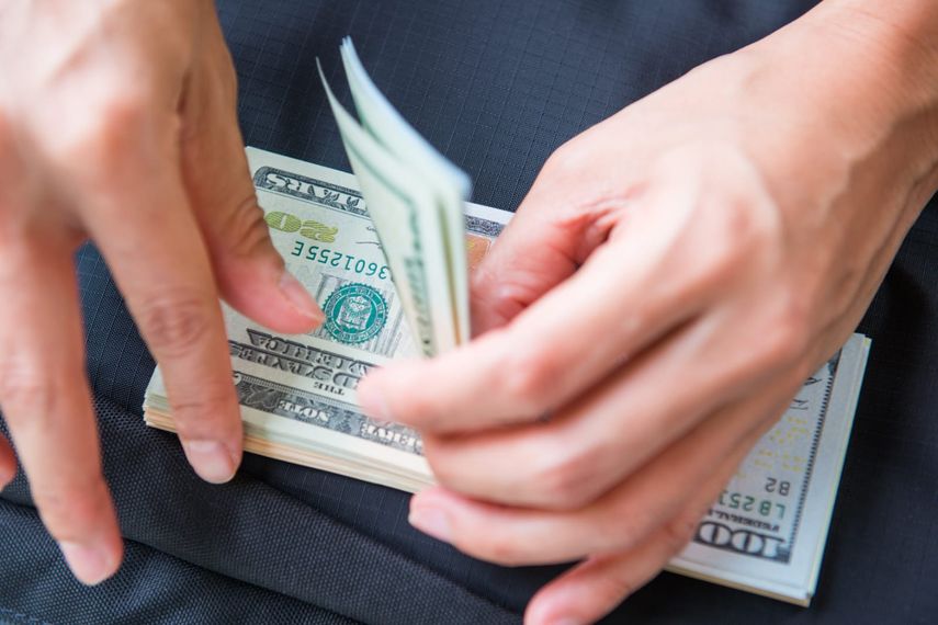 Funcionarios reciben por adelnate el pago del Décimo Tercer Mes.