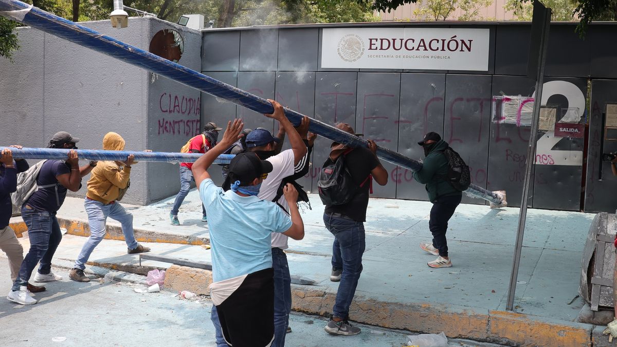 Gobierno de México llama a los maestros a la reflexión tras actos violentos y bloqueos Gobierno de México llama a los maestros a la reflexión tras actos violentos y bloqueos