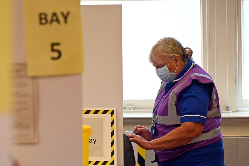 Inglaterra obligará a vacunarse a personal de salud