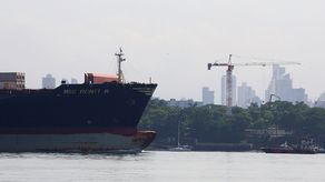 Las empresas interesadas en construir dos puertos en el Canal de Panamá presentarán este jueves la documentación legal, financiera y técnica solicitada en el marco de la licitación pública, que será analizada para determinar cuál puede avanzar en el proceso al reunir las condiciones para desarrollar los proyectos valorados en unos 2.600 millones de dólares.&nbsp;