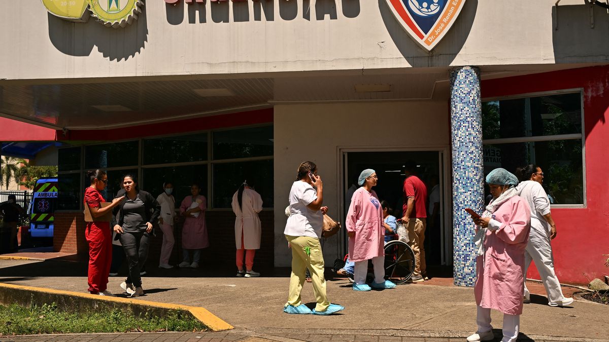 El Ministerio de Salud (Minsa) informó a la población que, tras el sismo de magnitud 7,5 registrado la tarde de este viernes, se activaron de inmediato los protocolos de emergencia y evacuación en diversas instalaciones de salud del país. El Ministerio de Salud (Minsa) informó a la población que, tras el sismo de magnitud 7,5 registrado la tarde de este viernes, se activaron de inmediato los protocolos de emergencia y evacuación en diversas instalaciones de salud del país.