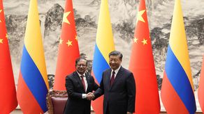 Petro aborda en China proyecto ferroviario para competir con el Canal de Panamá