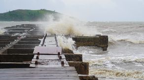 Ernesto se degrada a tormenta tropical tras azotar Bermudas con fuertes lluvias