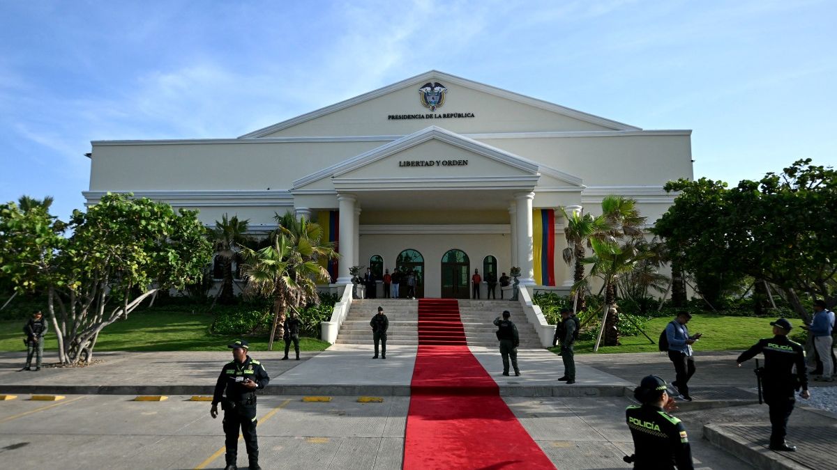 Una casona de columnas blancas con aires de Casa Blanca a pequeña escala sobresale dentro de una guarnición militar en Barranquilla. Es la nueva sede presidencial de Colombia, un símbolo del derechista Abelardo de la Espriella que sus críticos cuestionan como una costosa puesta en escena. Una casona de columnas blancas con aires de Casa Blanca a pequeña escala sobresale dentro de una guarnición militar en Barranquilla. Es la nueva sede presidencial de Colombia, un símbolo del derechista Abelardo de la Espriella que sus críticos cuestionan como una costosa puesta en escena.