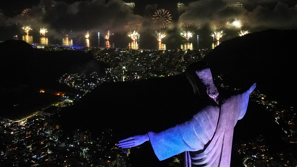 Rio de Janeiro recibió este martes el título de mayor fiesta de Año Nuevo del mundo del Libro Guinness de los Récords, un reconocimiento a su famosa celebración masiva con shows musicales frente al mar. Rio de Janeiro recibió este martes el título de mayor fiesta de Año Nuevo del mundo del Libro Guinness de los Récords, un reconocimiento a su famosa celebración masiva con shows musicales frente al mar.